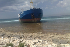 Pula, 22. svibnja 2010. - nasukani slovački brod "Slavutić" nasukao se u uvali Peroj gdje je nakon inspekcijskog nadzora L.K. Pula započeo postupak odsukavanja
